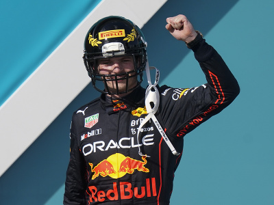 Голландец Red Bull Макс Ферстаппен побеждает на премьере Гран-при Майами.